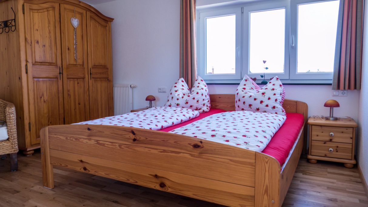 Schlafzimmer Eltern in der Ferienwohnung Heumilch-Hof Fehr in Stiefenhofen im Allgäu
